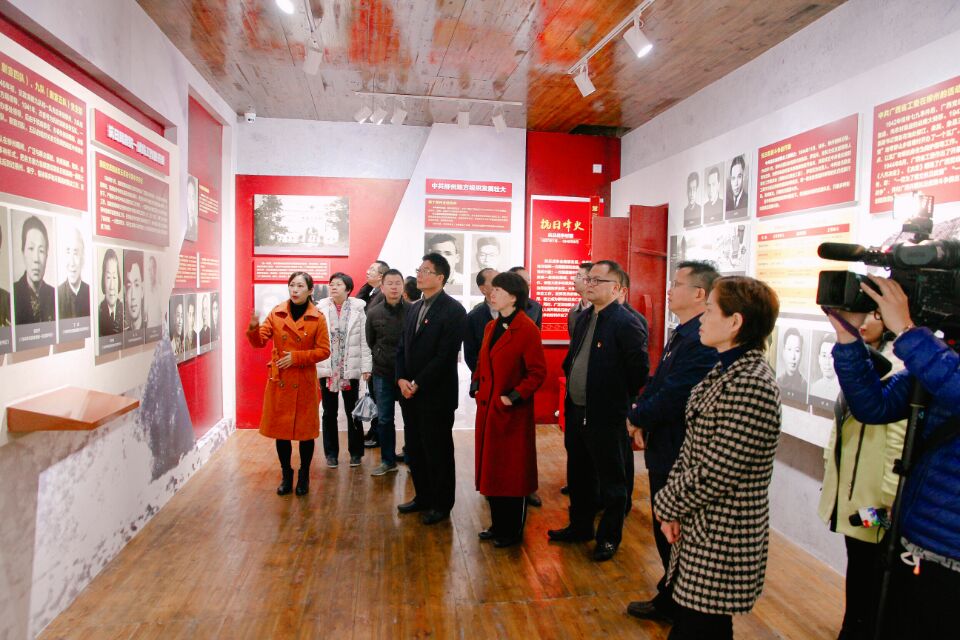 参观展馆.jpg