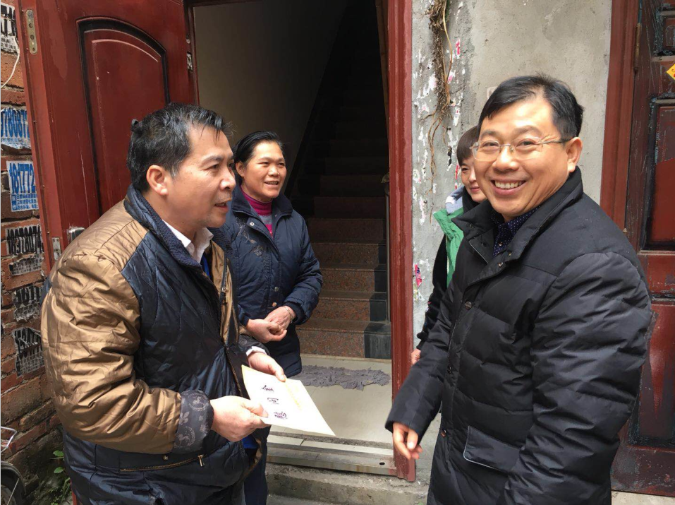邹继业书记给困难党员送上慰问金.png