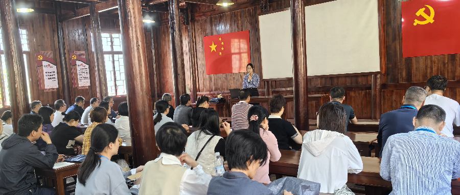 融水县委党史县志研究室讲师蓝惠琳为学员讲授专题党课.jpg